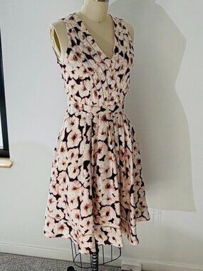 Bananaa Republic, V-neck, Fit and Flare Dress Floral Print, Size 0, W/Pockets!